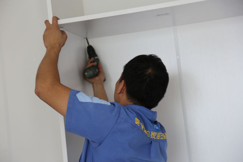 為這樣的左右手安裝師傅點(diǎn)贊，你服嗎？