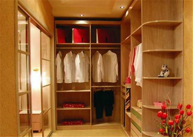 定制家居安裝師傅告訴你，現(xiàn)代開放式衣柜保養(yǎng)禁忌