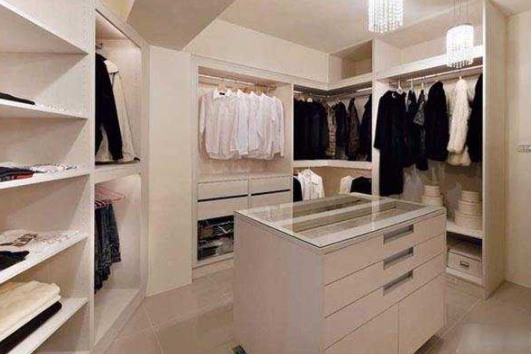 【定做整體衣柜招商】怎么設(shè)計(jì)衣柜來(lái)滿(mǎn)足對(duì)空間的需求？