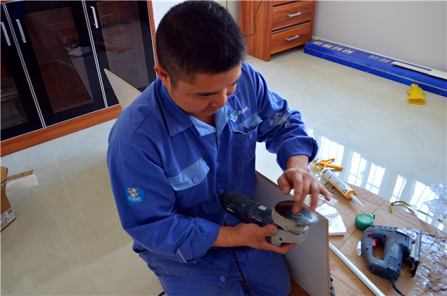 左右手家具安裝師傅進(jìn)行調(diào)門中